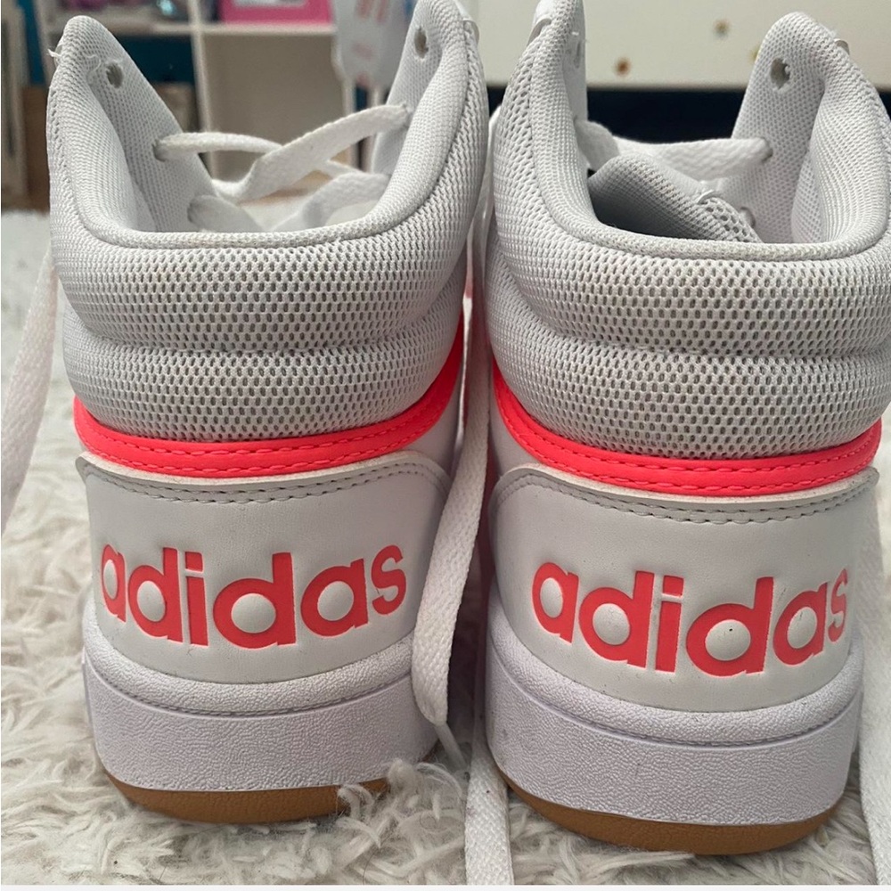 So I’m selling these because I never wear them, I changed my style completely!